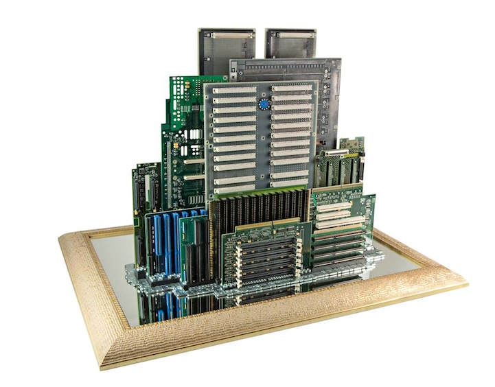 舊主機板、記憶體、散熱器變身建築模型，資源回收也能大玩創作藝術