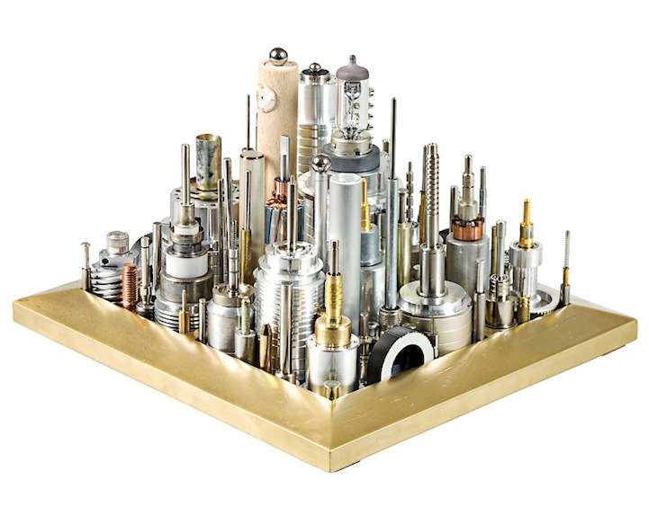 舊主機板、記憶體、散熱器變身建築模型，資源回收也能大玩創作藝術