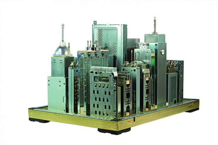 舊主機板、記憶體、散熱器變身建築模型，資源回收也能大玩創作藝術